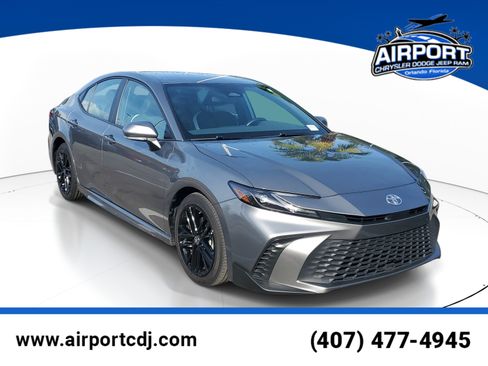 Used 2025 Toyota Camry SE FWD image 1