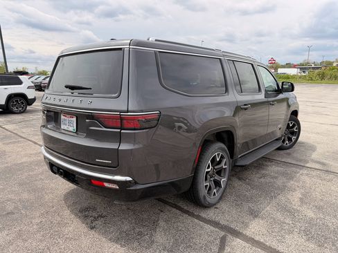 Used 2024 Jeep Wagoneer L Series III w/ Flexible Seating Group AWD/4WD image 3