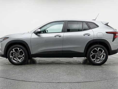 Used 2025 Chevrolet Trax LT FWD image 5