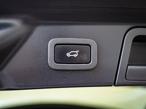 Used 2021 Land Rover Range Rover Velar R-Dynamic S image 22