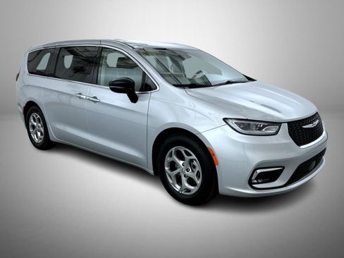 Used 2024 Chrysler Pacifica Limited image 3