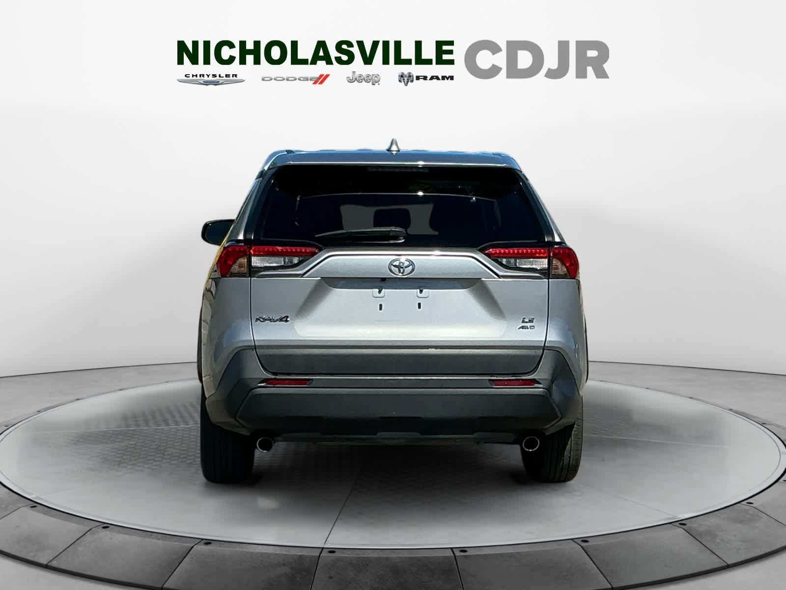 Used 2024 Toyota RAV4 LE AWD/4WD image 4