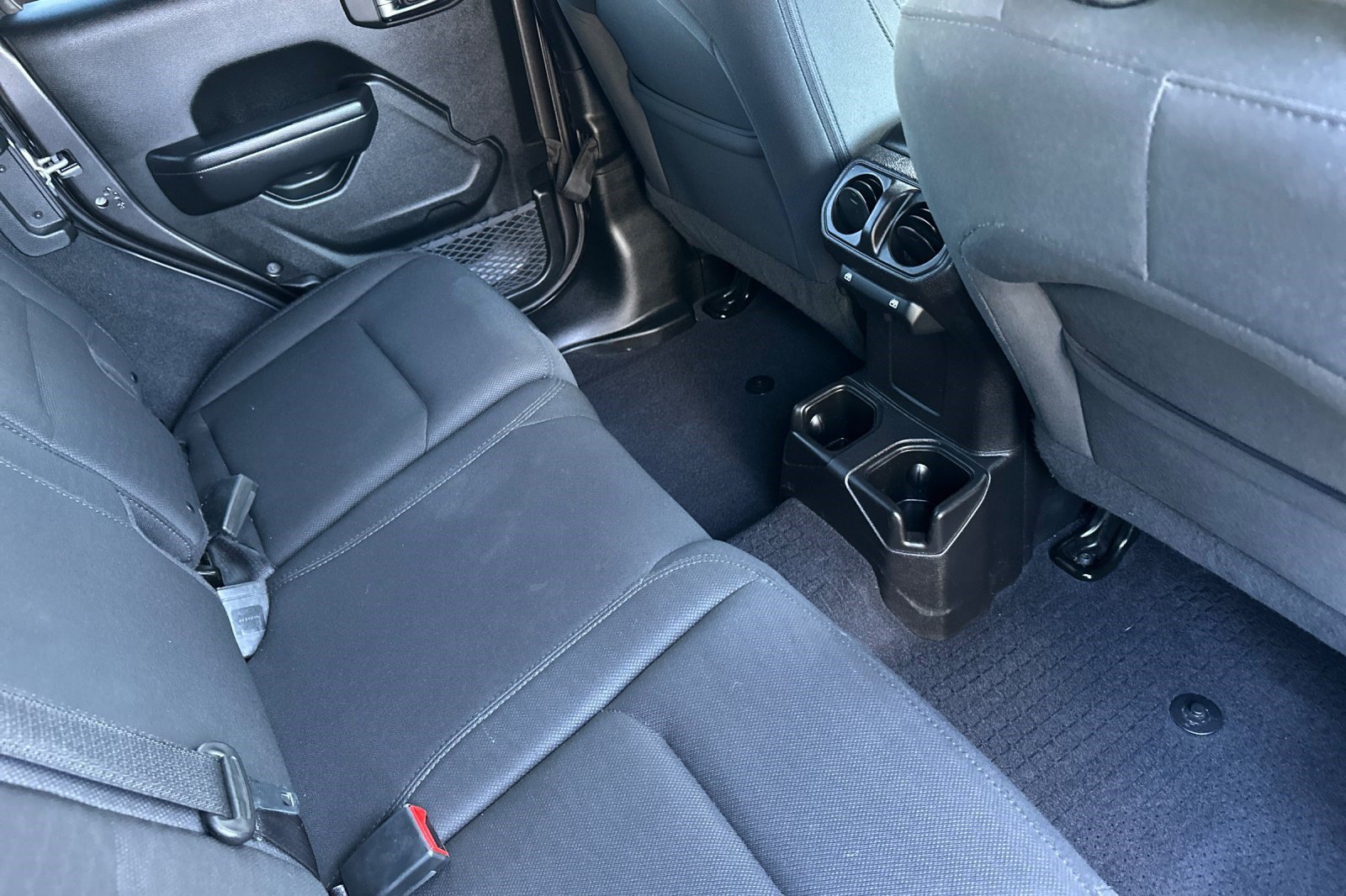 Used 2018 Jeep Wrangler Unlimited Sport S AWD/4WD image 32