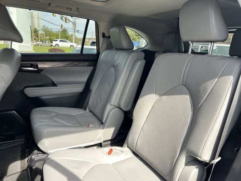 Used 2024 Toyota Highlander Platinum image 24