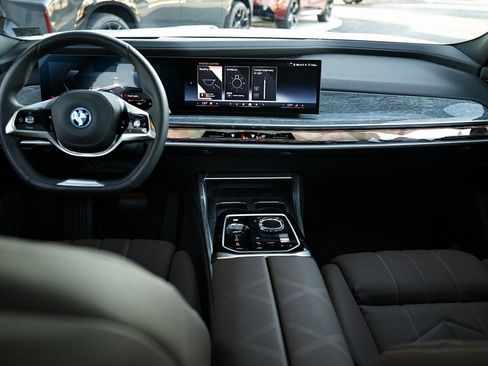 Used 2025 BMW i7 eDrive50 w/ Premium Package image 29