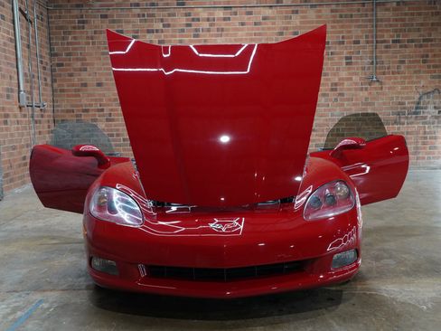 Used 2005 Chevrolet Corvette Coupe w/ Preferred Equipment Group RWD image 24