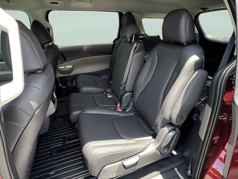 New 2026 Kia Carnival EX FWD image 11