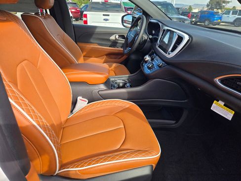 New 2026 Chrysler Pacifica Pinnacle image 14