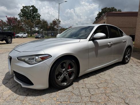 Used 2017 Alfa Romeo Giulia w/ Sport Appearance Package RWD image 4