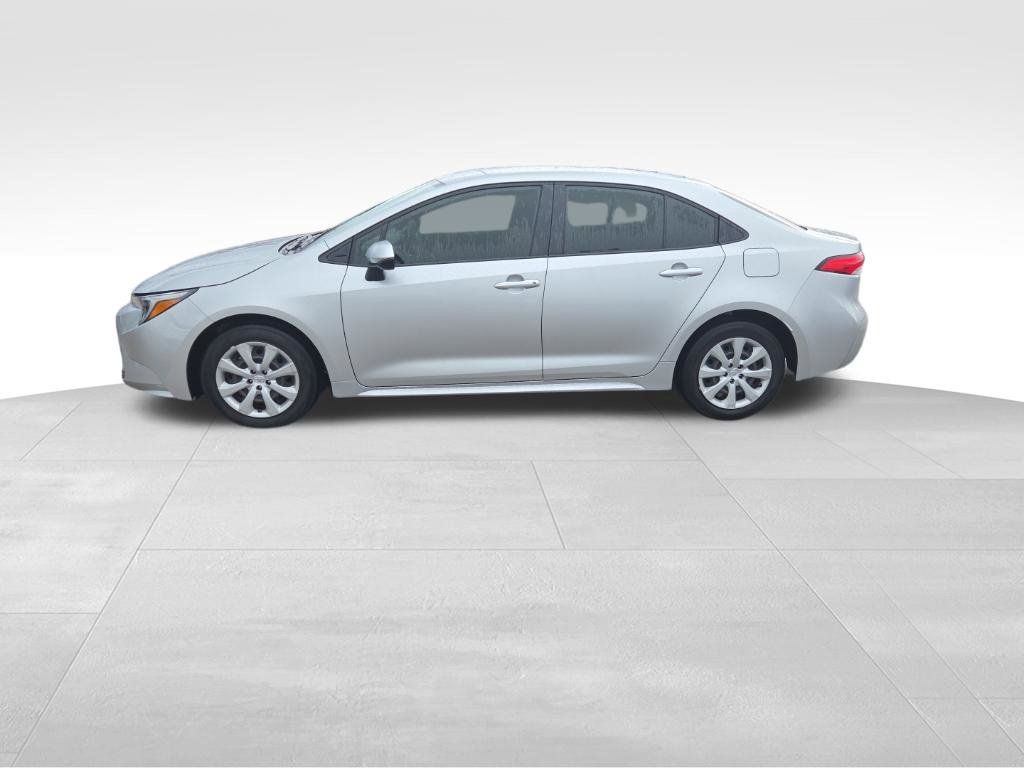 Used 2023 Toyota Corolla LE FWD image 4