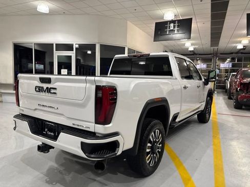 Used 2024 GMC Sierra 3500 Denali Ultimate AWD/4WD image 8