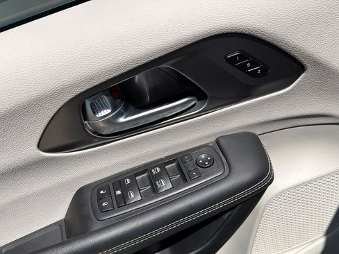 Used 2024 Chrysler Pacifica Touring-L FWD image 29