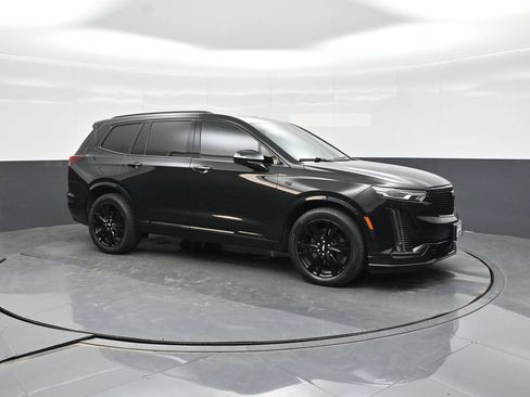 Used 2022 Cadillac XT6 Premium Luxury w/ Technology Package FWD image 9