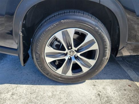 Used 2023 Toyota Highlander XLE image 7