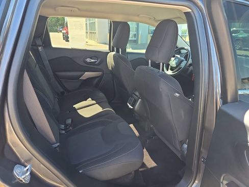 Used 2017 Jeep Cherokee Latitude FWD image 41