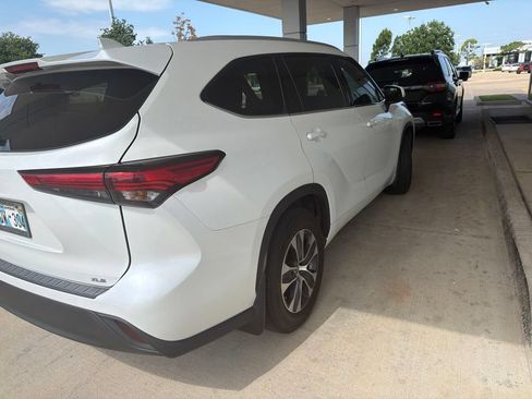 Used 2022 Toyota Highlander XLE FWD image 4