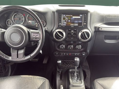 Used 2017 Jeep Wrangler Unlimited Sahara w/ Connectivity Group AWD/4WD image 19