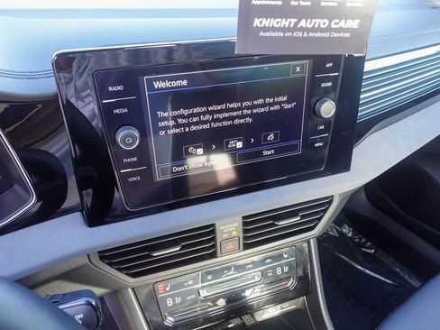 Certified 2025 Volkswagen Jetta SE w/ Sunroof Package image 19