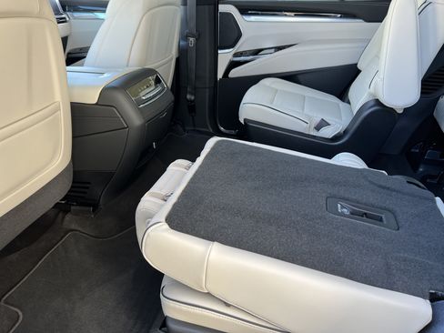Used 2026 Cadillac Escalade Sport AWD/4WD image 17
