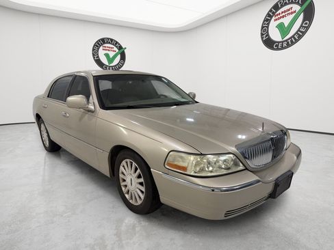 Used 2004 Lincoln Town Car Signature RWD image 7