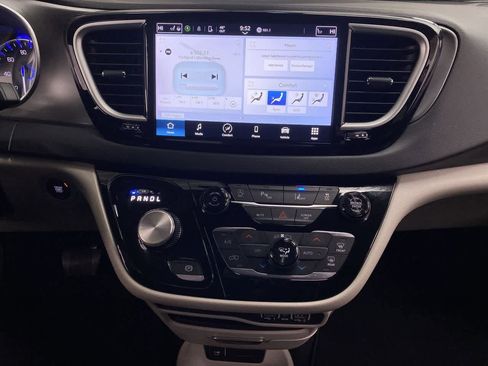 Used 2024 Chrysler Pacifica Touring-L image 23