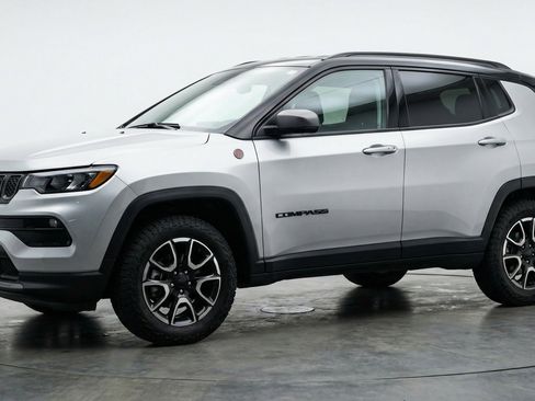 Used 2025 Jeep Compass Trailhawk AWD/4WD image 3