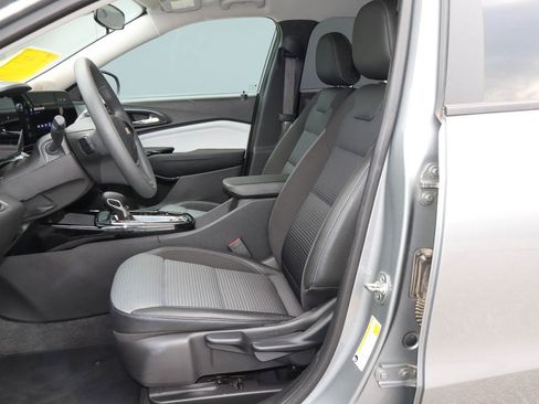 Used 2025 Chevrolet Trax LT FWD image 7