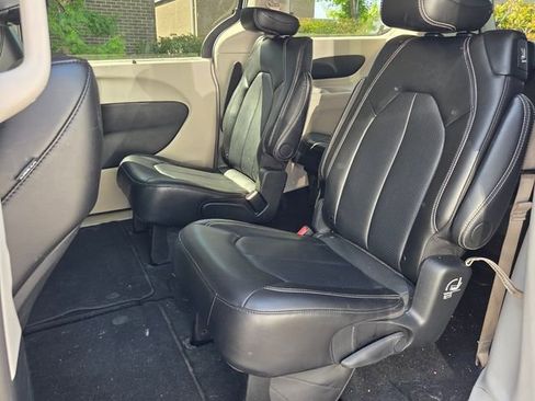 Used 2024 Chrysler Pacifica Touring-L FWD image 5