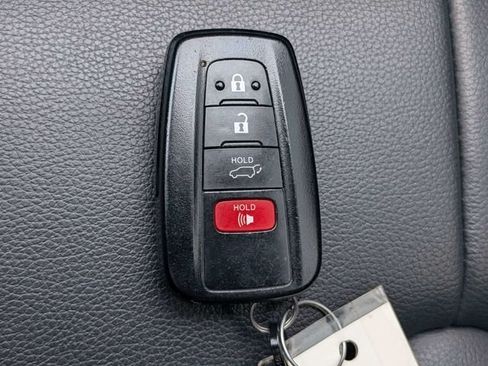 Used 2022 Toyota Highlander XLE FWD image 31