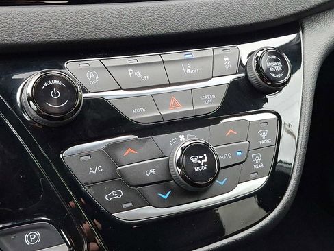 Used 2026 Chrysler Pacifica Select FWD image 15