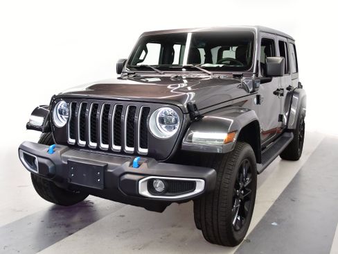 Used 2023 Jeep Wrangler Unlimited Sahara w/ Cold Weather Group AWD/4WD image 4