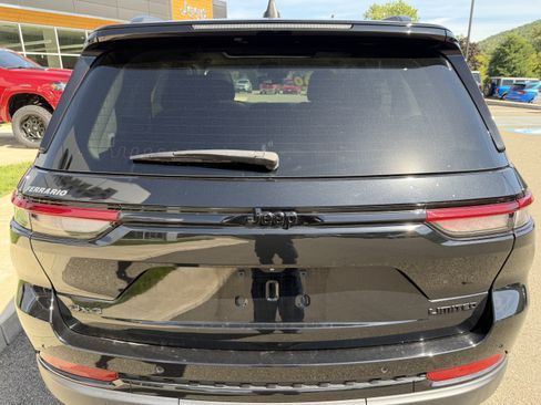 Used 2023 Jeep Grand Cherokee Limited w/ Black Appearance Package AWD/4WD image 6