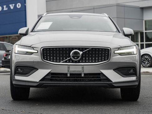 Used 2025 Volvo V60 B5 Cross Country Plus image 3