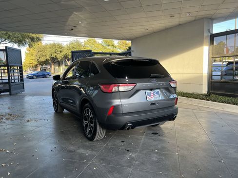 Used 2022 Ford Escape SE w/ SE Sport Appearance Package image 4