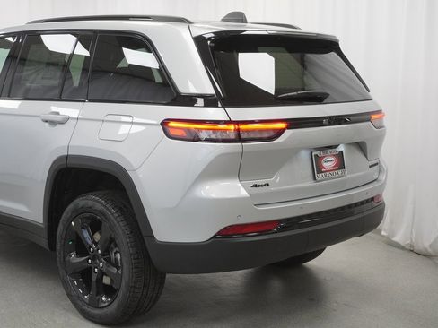 New 2025 Jeep Grand Cherokee Limited w/ Black Appearance Package image 12