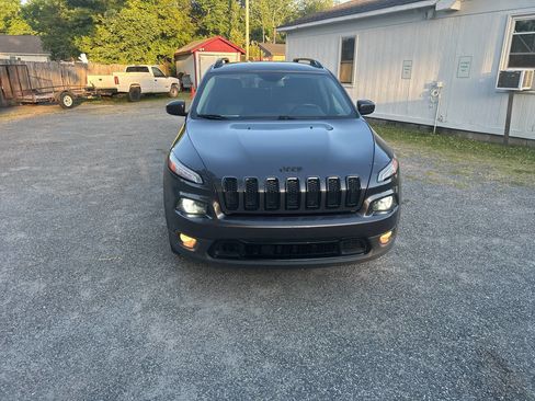 Used 2018 Jeep Cherokee Latitude w/ Altitude Package FWD image 10
