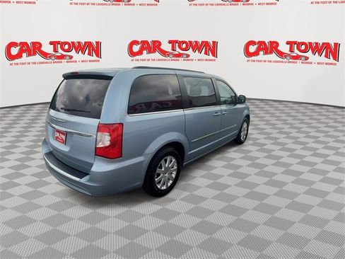 Used 2013 Chrysler Town & Country Touring image 8