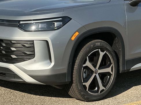 New 2025 Volkswagen Tiguan SE image 8