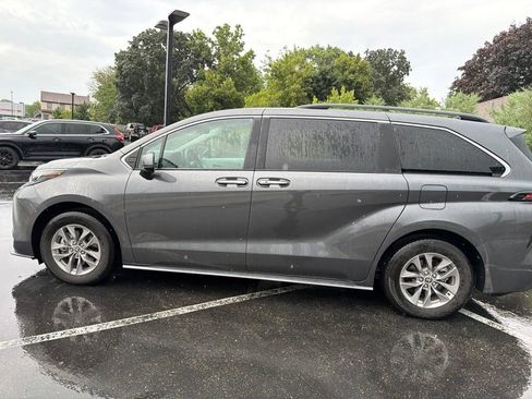 Used 2025 Toyota Sienna XLE AWD/4WD image 2