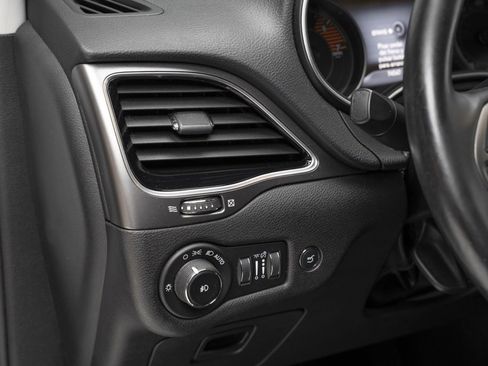 Used 2019 Jeep Cherokee Limited image 18