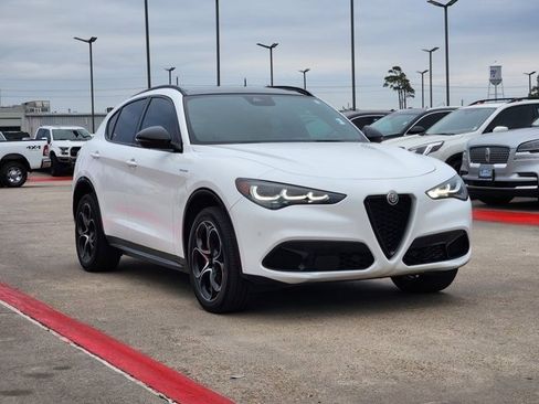 Used 2024 Alfa Romeo Stelvio Veloce image 3