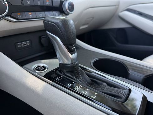 Used 2025 Nissan Altima 2.5 SV FWD image 18
