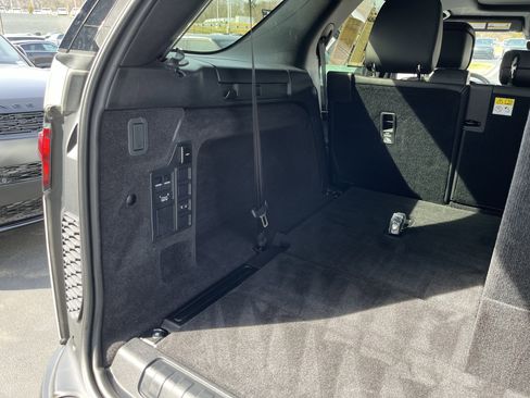 Used 2025 Land Rover Discovery S image 37