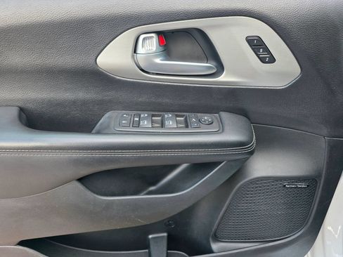 Used 2023 Chrysler Pacifica Limited w/ Uconnect Theater Family Group AWD/4WD image 15