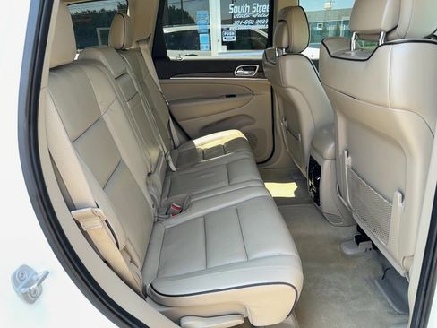 Used 2014 Jeep Grand Cherokee Overland w/ Advanced Technology Group AWD/4WD image 28