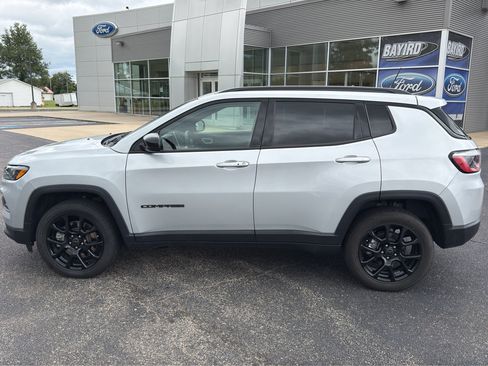Used 2025 Jeep Compass Latitude w/ Convenience Group AWD/4WD image 9