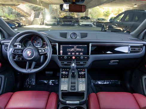 Certified 2025 Porsche Macan AWD/4WD image 35