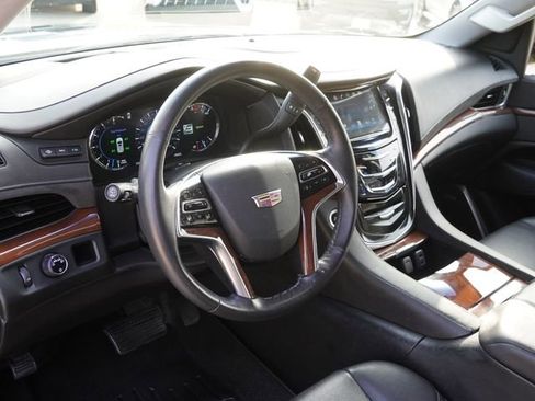 Used 2018 Cadillac Escalade Luxury RWD image 18