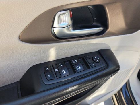 Used 2022 Chrysler Voyager LX image 34