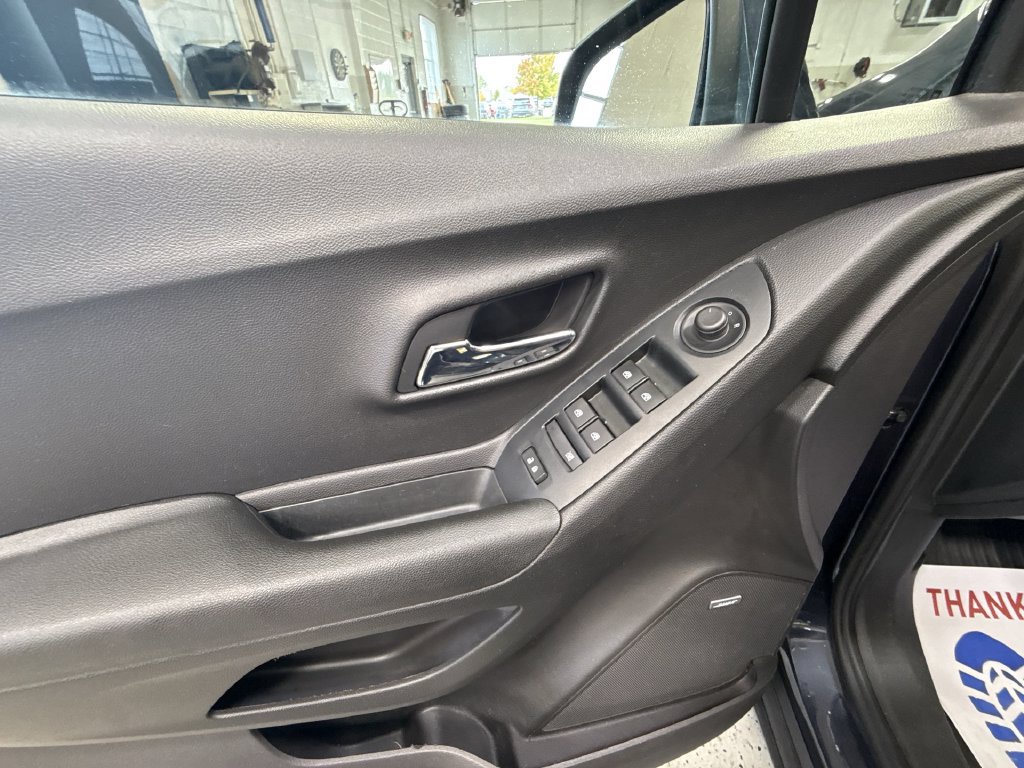 Used 2018 Chevrolet Trax LT w/ Sun & Sound Package FWD image 24